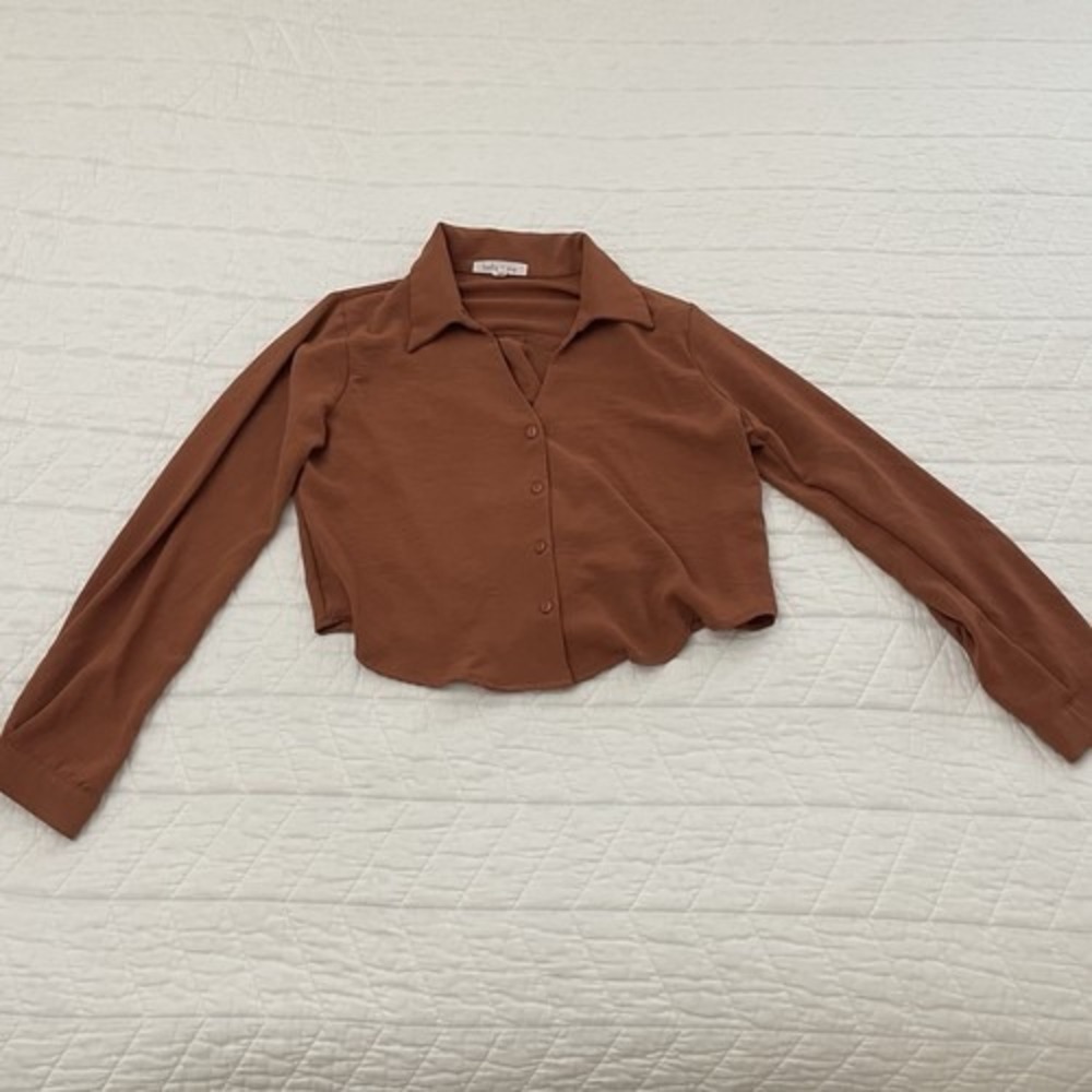 Women's bella + me Brown Collared Button Front Cropped Long Sleeve Blouse L